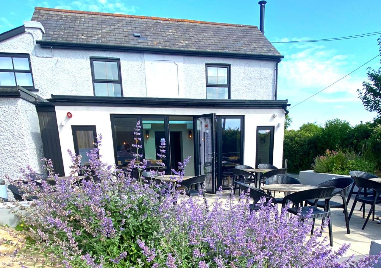 Hotel The Roost On Rock Road Barry Esterno foto